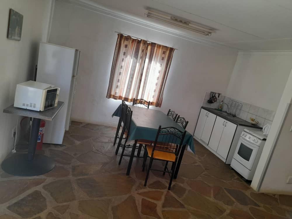 Ombo Rest Camp Hotel Okahandja Bilik gambar